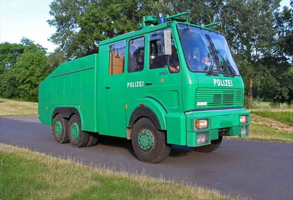 Wasserwerfer-Mercedes-Benz-2628